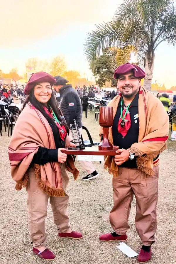 Amor y tradición: tucumanos conquistan el asado a la estaca