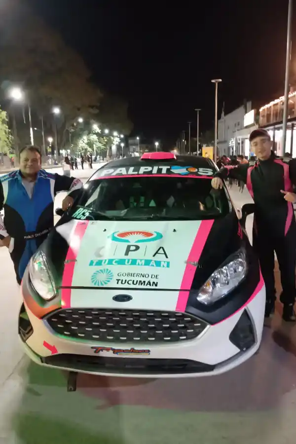 CANDIDATOS. Pablo Chavarría y Tadeo Scalora (derecha), navegante y piloto respectivamente, tienen un auto ideal para ganar la general de la carrera.