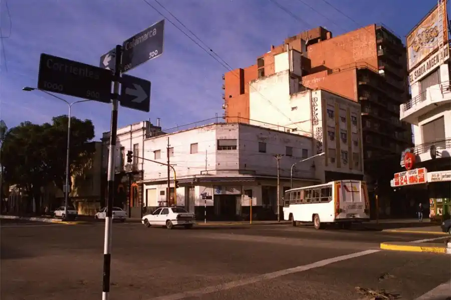 ANTES DE LA OBRA. Así lucía el edificio ubicado en la esquina de las calles Corrientes y Catamarca en una foto tomada del archivo de LA GACETA.