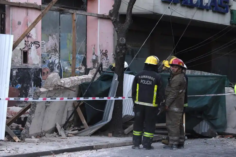 MEDIDA. Los bomberos, la policía y personal de Defensa Civil intervinieron