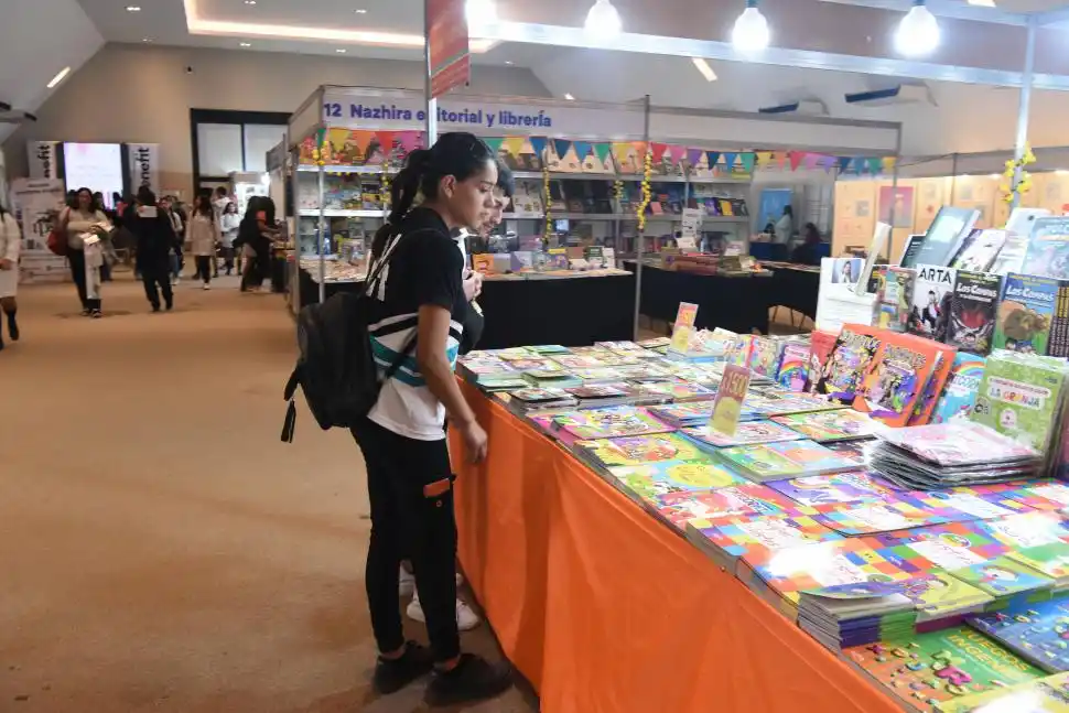 VISITAS. Los alumnos de escuelas secundarias ya recorren el predio ferial.