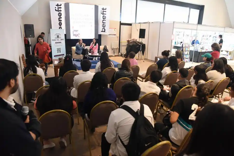 CHARLA. Las bookstagrammers recibieron a estudiantes y a otros oyentes.