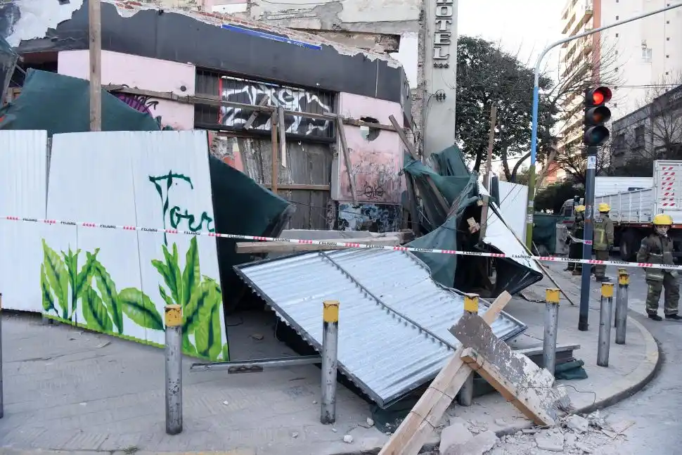 DAÑOS. Parte de la estructura del piso superior cayó sobre las chapas.