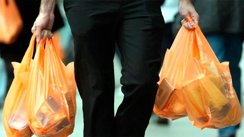 Piden más tiempo para eliminar las bolsas plásticas en la capital