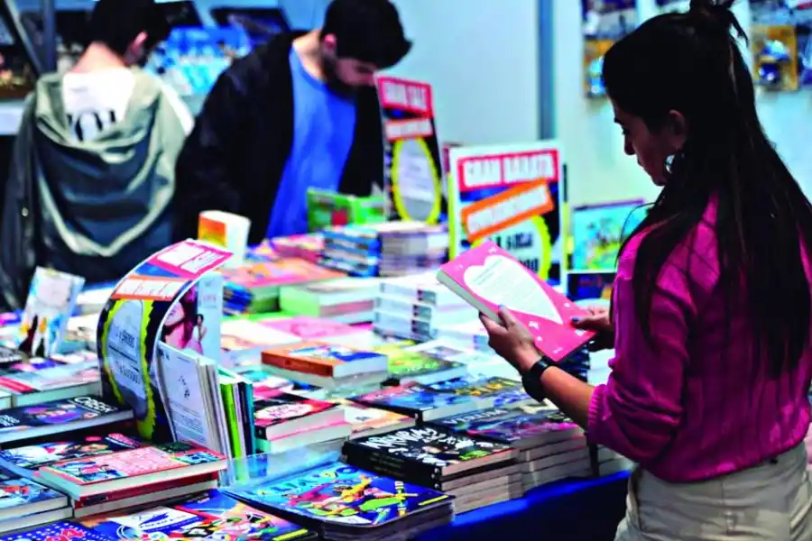 INTERÉS. Los asistentes se detuvieron varios minutos a ver las exhibiciones.