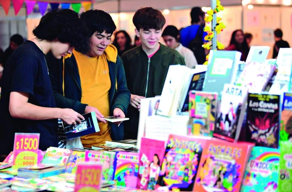 EN GRUPO. Hay jóvenes que aprovecharon para compartir entre amigos.