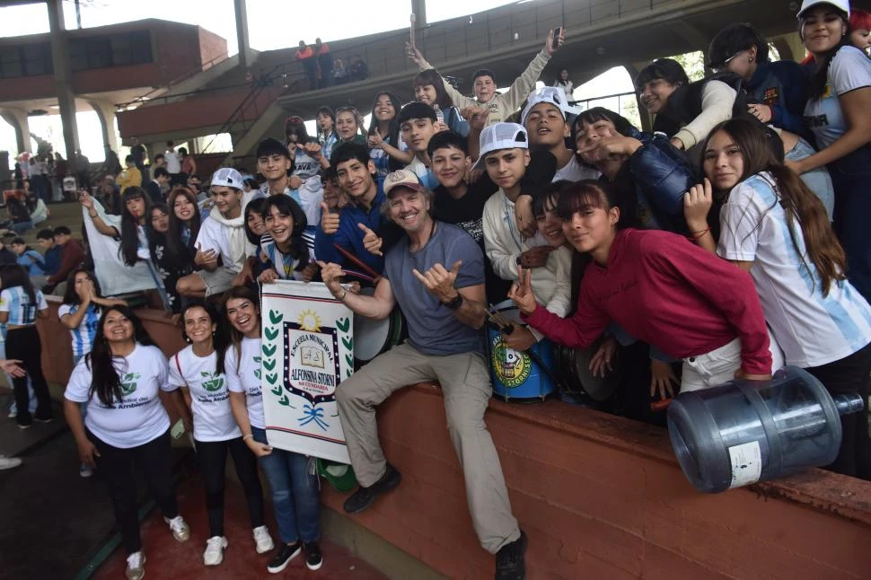 ENTRE AMIGOS. Facundo Arana felicitó a los estudiantes por su compromiso con el planeta. En la foto, con alumnos de la escuela Alfonsina Storni.