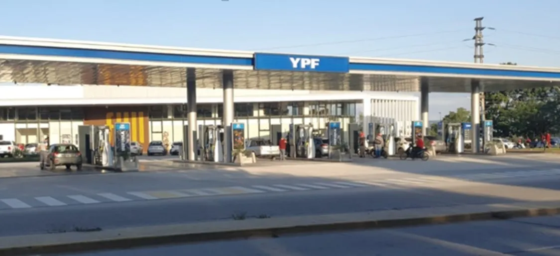 Estación GEOGAS, ubicada en Camino del Perú 911, cuenta con playa dual con 2 posiciones para GNC e instalo paneles solares.