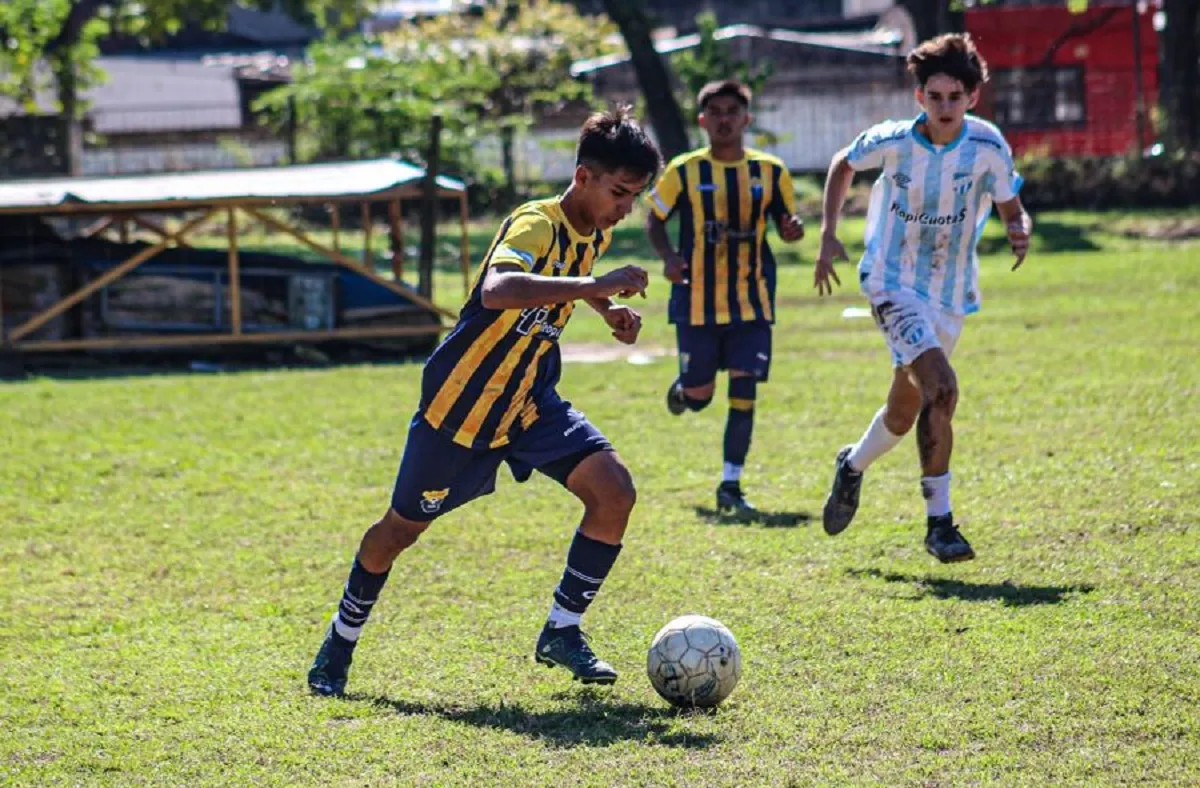 FÚTBOL. Con la redonda tiene el mismo objetivo que con la bocha: hacer goles.