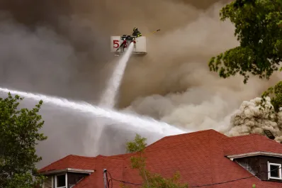 Miami: se incendió un edificio y los bomberos encontraron un hombre baleado