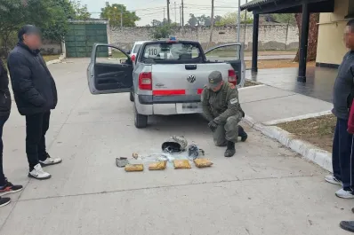 Escondieron cuatro kilos de cocaína en el caño de escape de una camioneta
