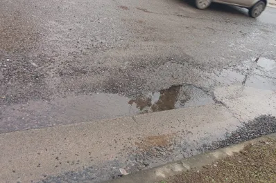 LA GACETA en WhatsApp: vecinos de Yerba Buena, hartos de transitar por una calle rota