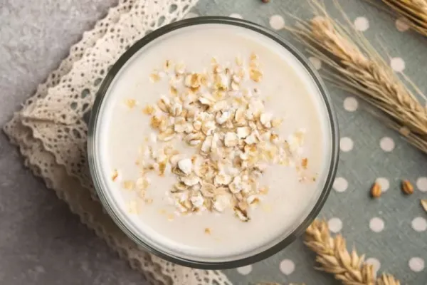 Verdad o mito: ¿tomar leche de avena engorda?