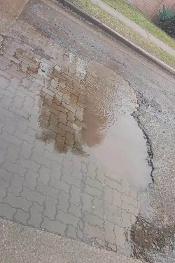 LA GACETA en WhatsApp: vecinos de Yerba Buena, hartos de transitar por una calle rota