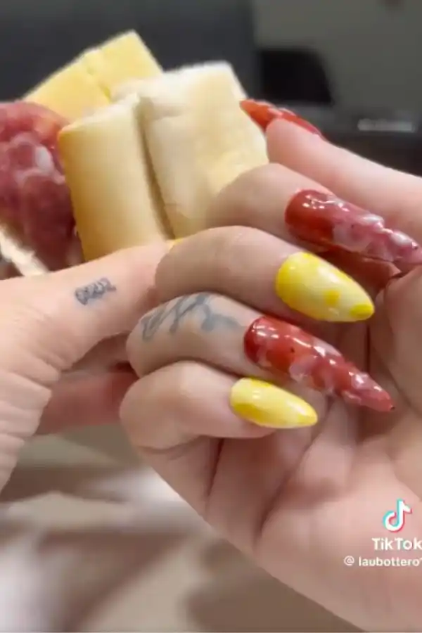 “Uñas de salame”: una usuaria compartió su peculiar diseño de uñas que simula  una típica entrada argentina