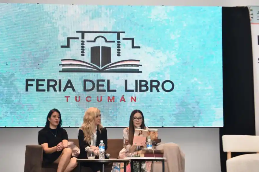 EN SU VOZ. Al final de su presentación, la escritora leyó un fragmento de su más reciente obra en el salón principal de la Feria del Libro.