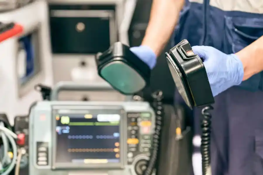 Un desfibrilador es un dispositivo médico electrónico que permite tratar un paro cardiorespiratorio