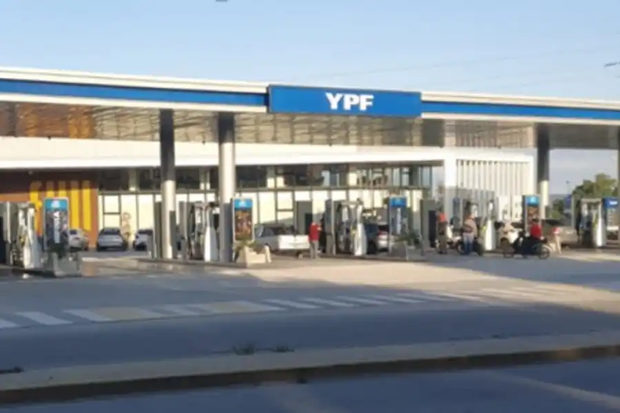 Estación GEOGAS, ubicada en Camino del Perú 911, cuenta con playa dual con 2 posiciones para GNC e instalo paneles solares.