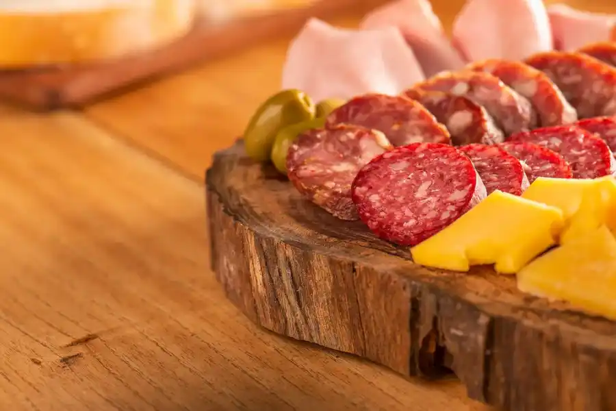 La picada un plato típico antesala a los asados domingueros.