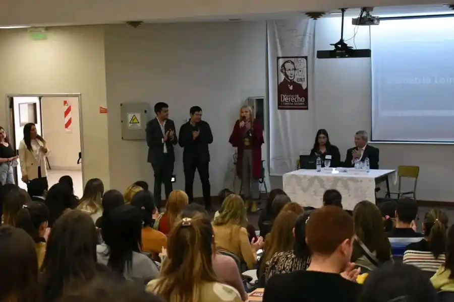 El plantel docente de las charlas suele desempeñarse también como jueces, abogados litigantes, defensores públicos. Fuente: Derecho UNT.