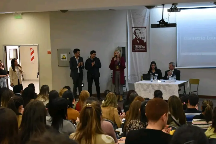 El plantel docente de las charlas suele desempeñarse también como jueces, abogados litigantes, defensores públicos. Fuente: Derecho UNT.