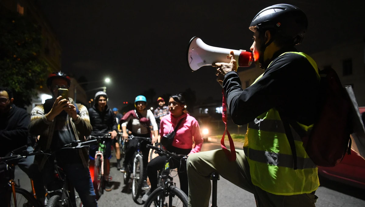 EN LAS CALLES. Meta Bici movilizó anoche por el microcentro en reclamo de espacios para ciclistas en la ciudad.