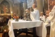 Video: hubo cantos contra Javier Milei en plena misa de una iglesia