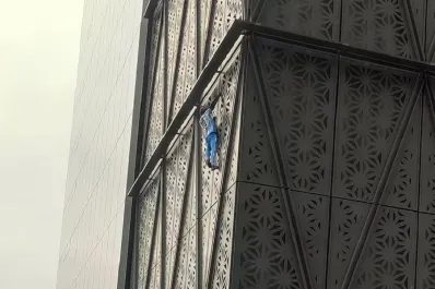 Puerto Madero: detuvieron a un hombre que trepó un edificio sin ningún tipo de seguridad