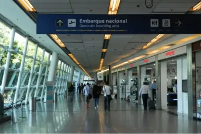 Cómo reprogramar sin costo los vuelos cancelados por el paro de 24 horas de Aerolíneas Argentinas