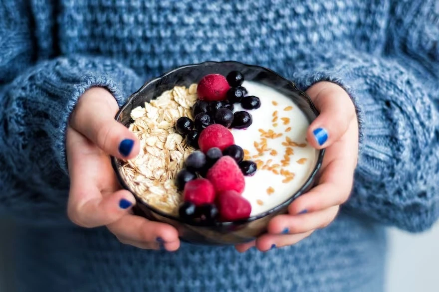 DE MATRIZ VERSÁTIL. El yogur permite sumar el efecto beneficioso de otros alimentos, como cereales integrales y frutas, en cualquier momento del día.