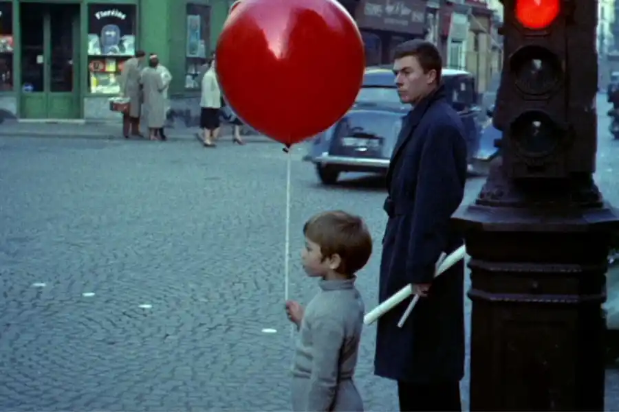El Globo Rojo de Albert Lamorisse, estrenado en 1956. CAPTURA DE PANTALLA.
