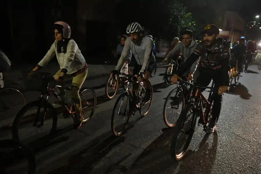 MOVILIZACIÓN: Los ciclistas comenzaron su recorrido en Marco Avellaneda y siguieron por Barrio Norte.