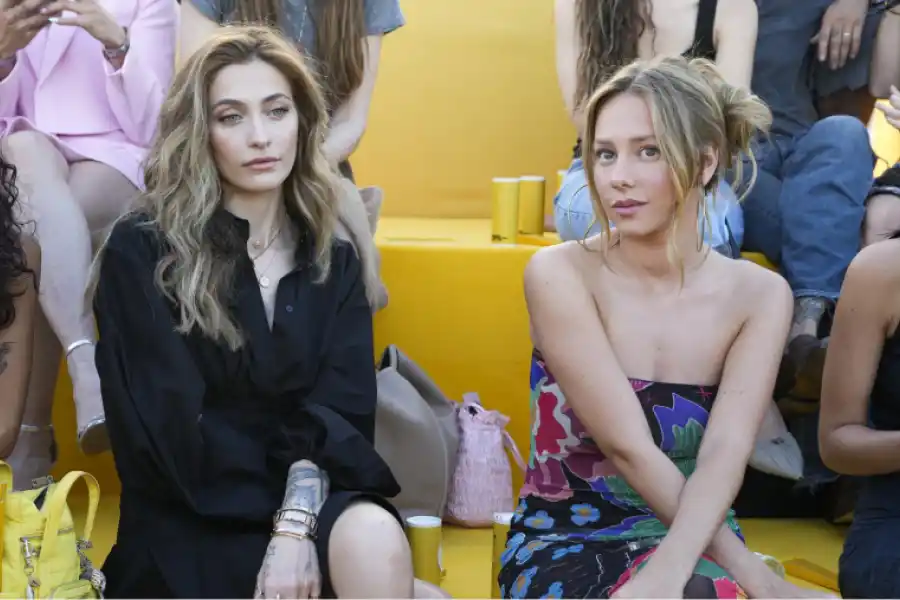Paris Jackson ignorando a Ester Expósito en un desfile de modas