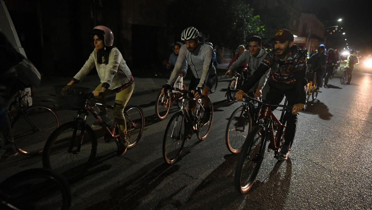 MOVILIZACIÓN: Los ciclistas comenzaron su recorrido en Marco Avellaneda y siguieron por Barrio Norte.