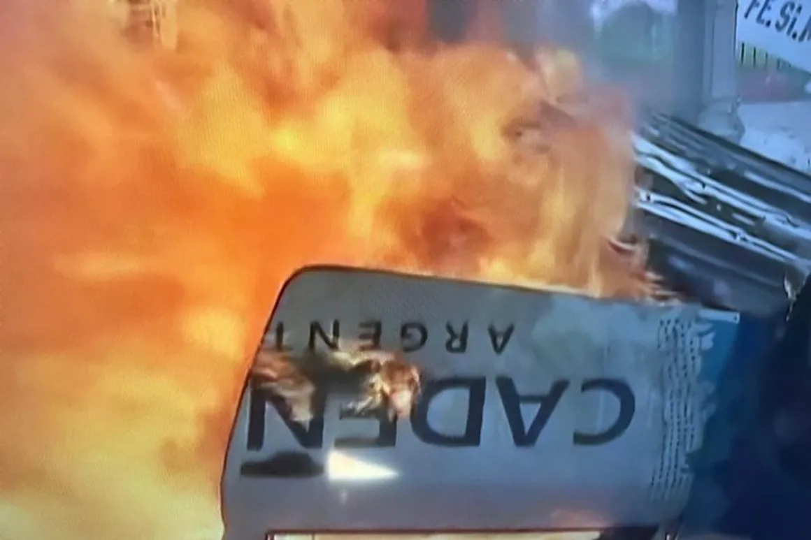 Incendiaron el móvil de Cadena 3 en la puerta del Congreso: Este no es el país que queremos