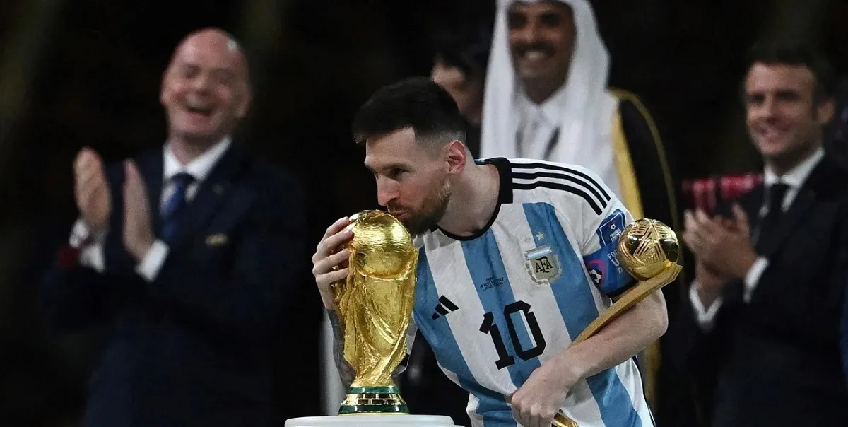 ÉPICO. Durante la premiación de Qatar 2022, Lionel Messi se acercó a la Copa y le dio un beso que quedará en la memoria de todos los argentinos. 
