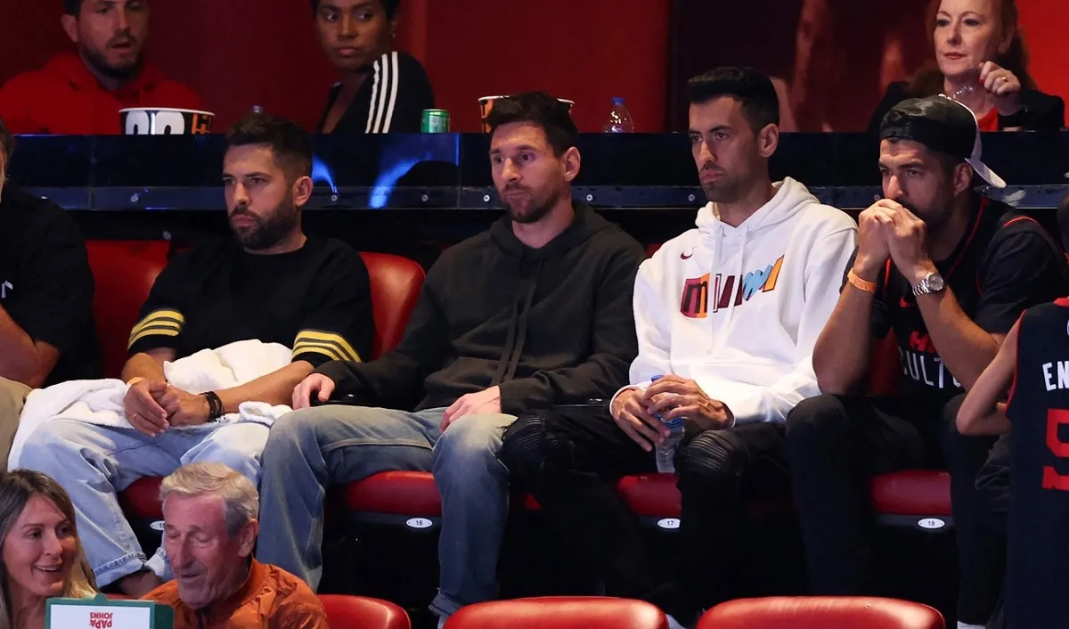 FANÁTICO. En abril de este año, Lionel Messi acompañado por su familia y sus amigos Jordi Alba, Sergio Busquets y Luis Suárez, estuvo presente en Miami Heat vs. Boston Celtics. 
