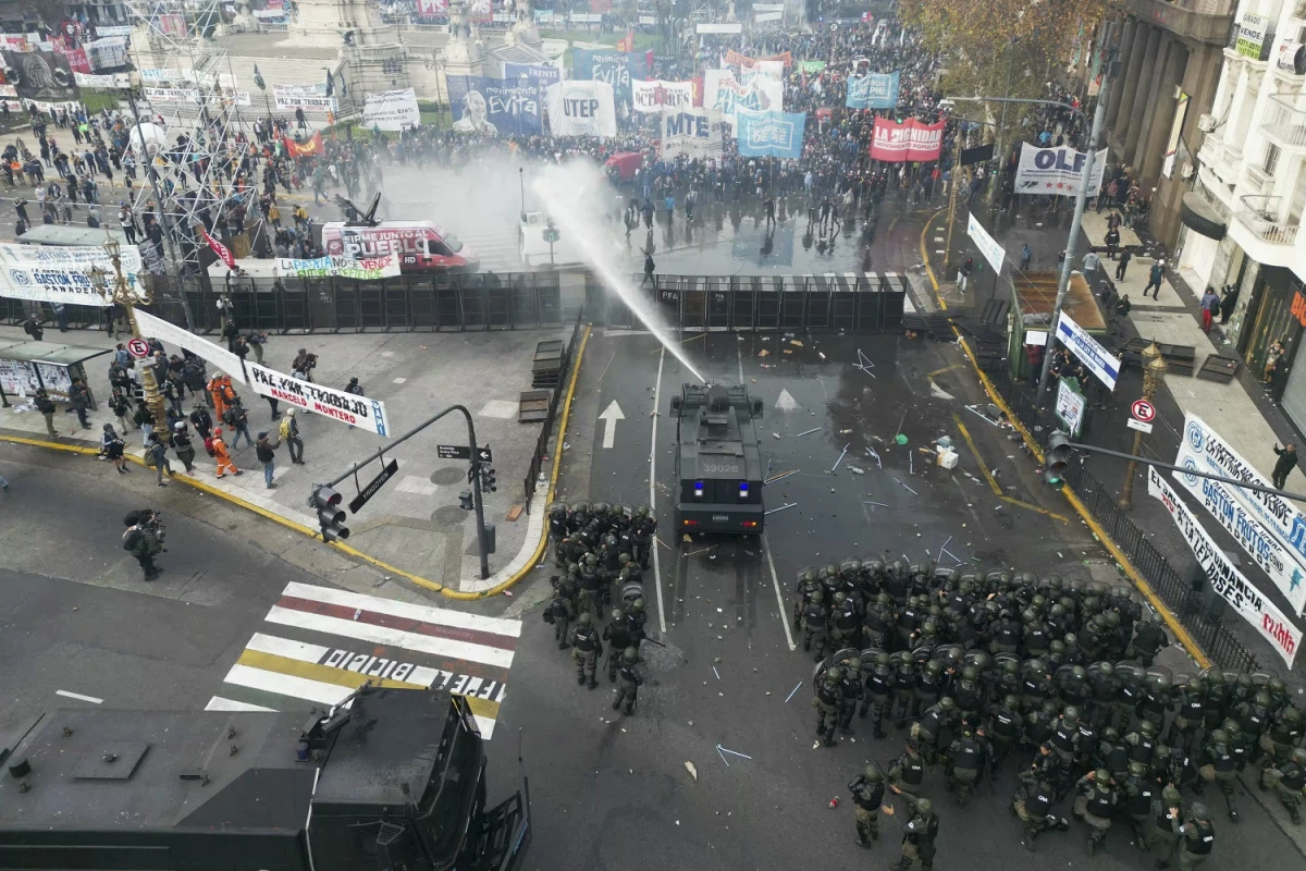 FUERA DEL CONGRESO. Los incidentes entre la Policía y los manifestantes. AFP