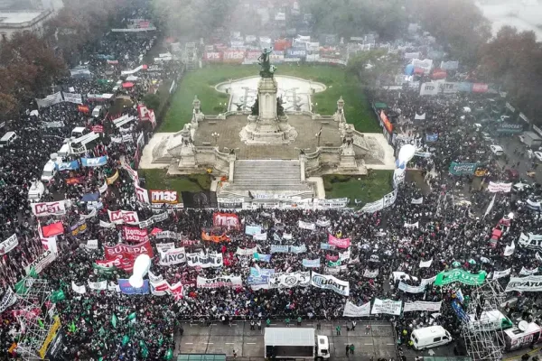 Organizaciones de trabajadores y sociales protestan frente al Congreso en rechazo a la Ley Bases