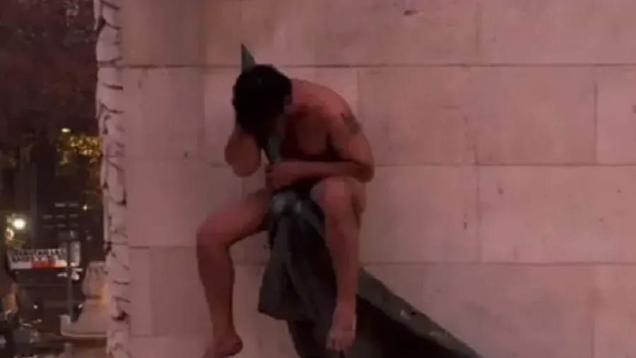 Un hombre desnudo trepó al monumento a los dos Congresos, en medio de disturbios en la plaza
