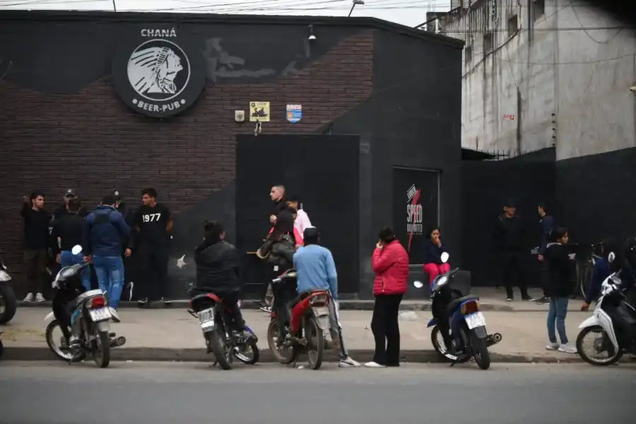 A LA ESPERA. Largas filas se vieron ayer en Siria 1.600, el lugar al que fueron convocados los interesados en escanear su iris.