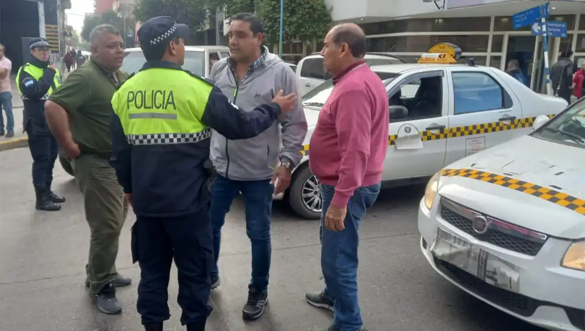 TENSIÓN. En el vallado de San Martín y Virgen de la Merced impidieron a más choferes sumarse a las protestas. 