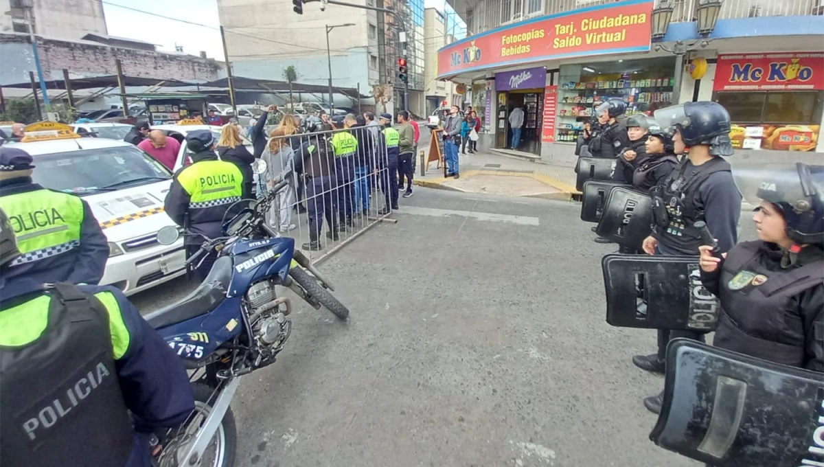 VALLADO. Personal de Policía y de Infantería interrupen el paso de los taxistas en la esquina de San Martín y Virgen de la Merced.