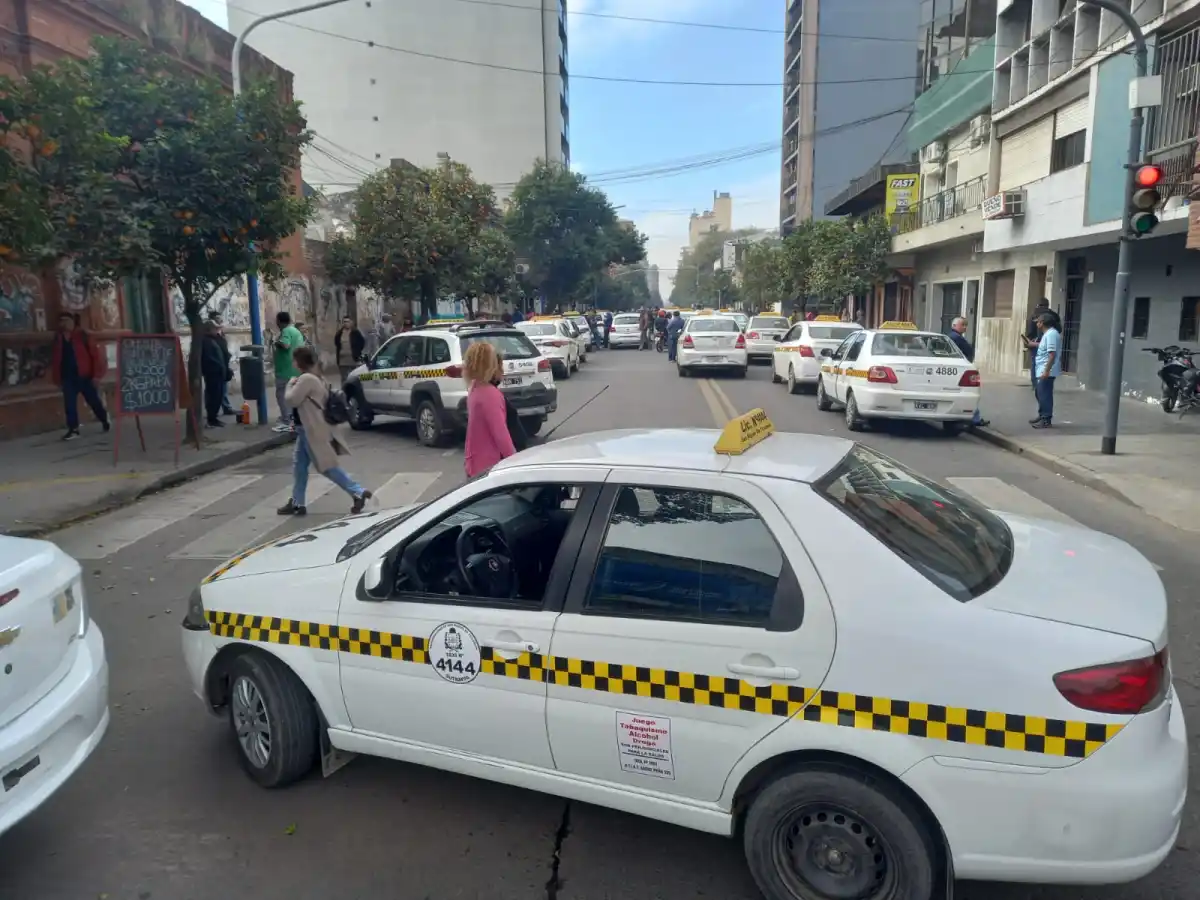 Los taxistas y la Municipalidad firmaron un acuerdo para reforzar el control de las plataformas ilegales