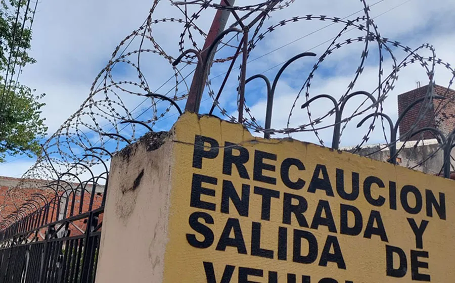 PREVENIR. Ponen alambre de púas así los ladrones no entren a las casas.
