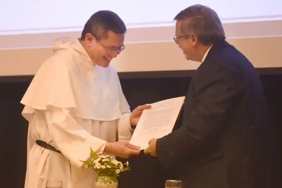 VISITANTE ILUSTRE. El sucesor de Santo Domingo recibió obsequios y firmó el libro de oro de la Unsta.