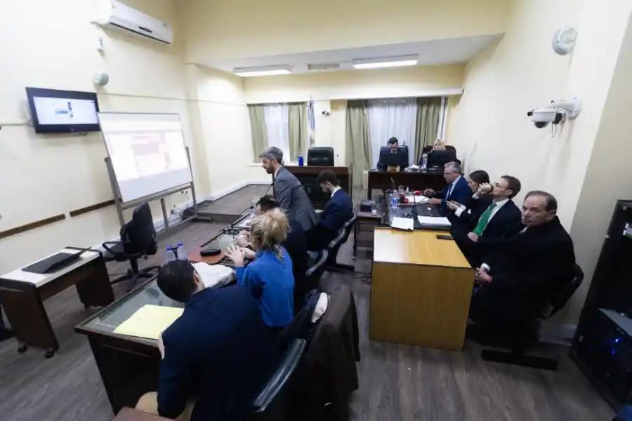 Las partes observan imágenes que el defensor proyectó sobre un pizarrón. 