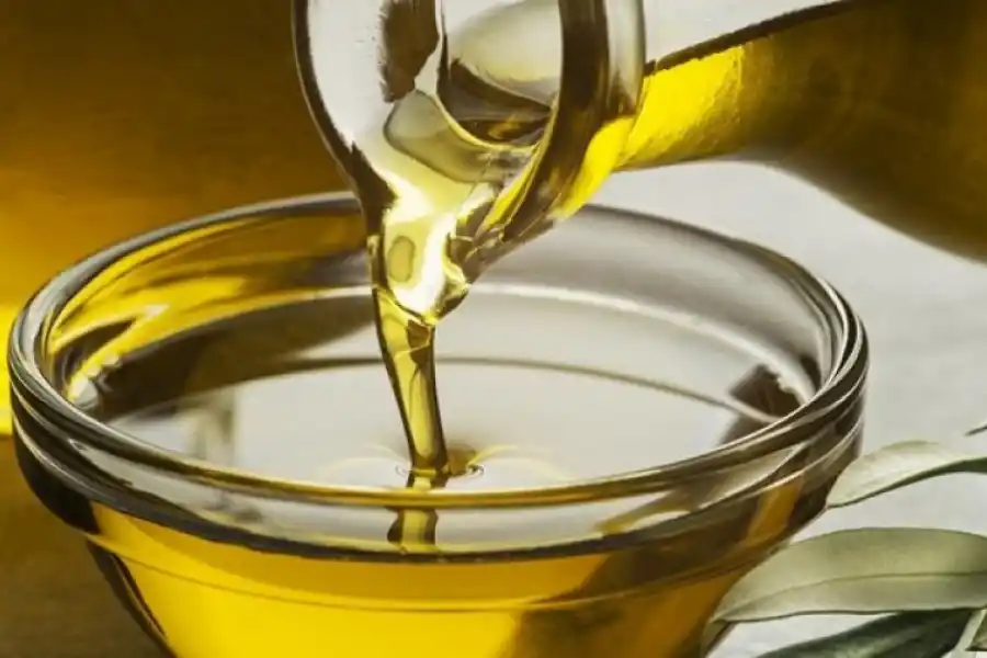 El aceite de olivas es rico en grasas saludables.