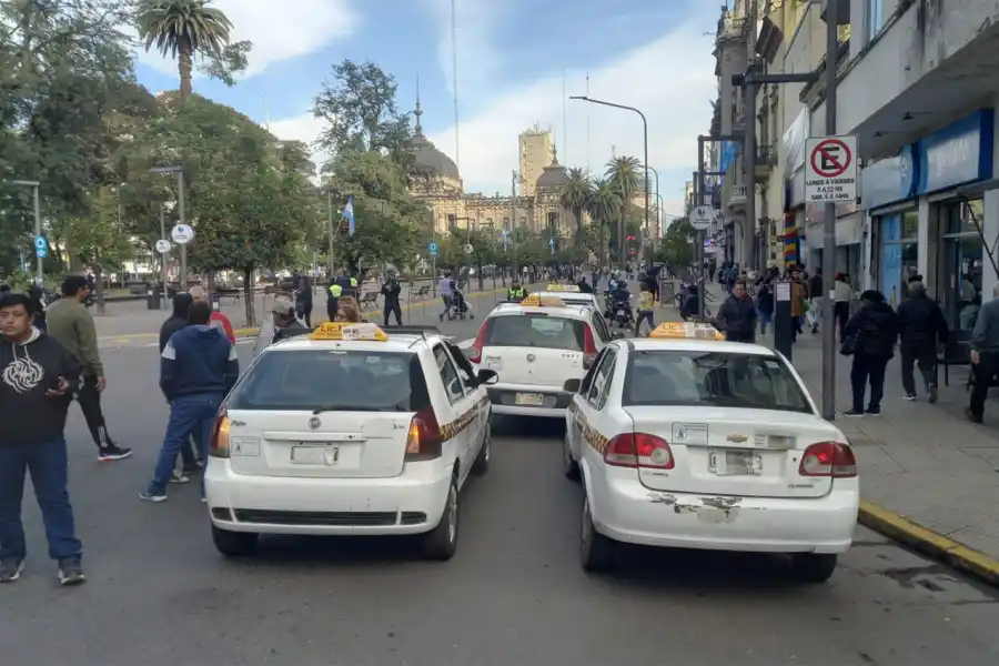 EN LA PLAZA. Algunos taxistas lograron ingresar antes de que la Policía corte el tránsito y coloque vallas.