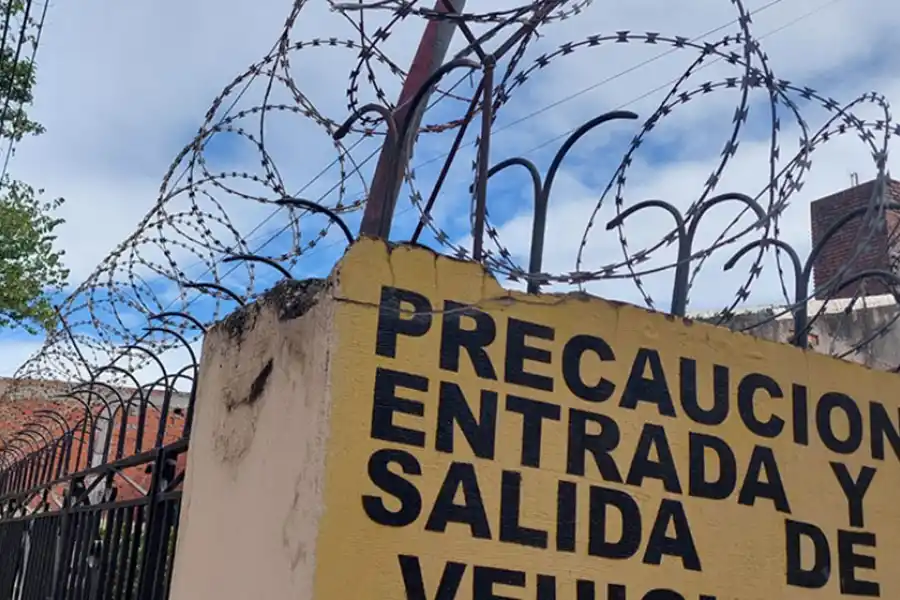 PREVENIR. Ponen alambre de púas así los ladrones no entren a las casas.